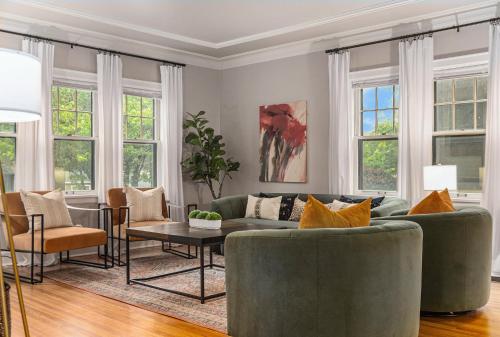 Elegant 3BR Oasis in Dundee Close to Downtown
