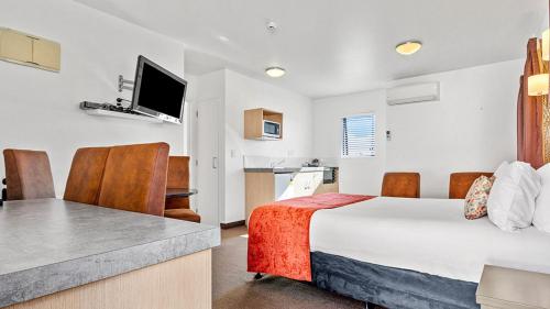 One-Bedroom Apartment image 5