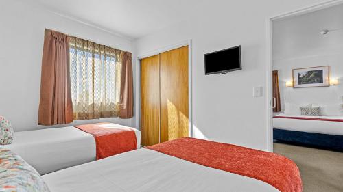 One-Bedroom Apartment image 3