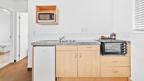 One-Bedroom Apartment image 2