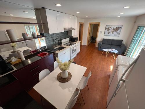 Chic 2BR Suite in Vancouver West~UBC & Downtown in Vancouver, Canada
