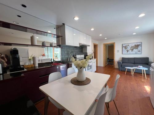Chic 2BR Suite in Vancouver West~UBC & Downtown in Vancouver, Canada