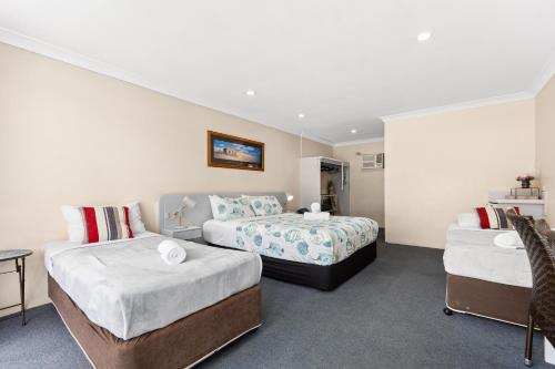 1 queen bed, 2 twin beds