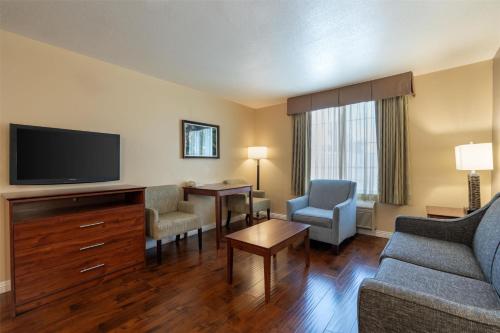 Best Western Plus John Jay Inn & Suites Room Type - One-Bedroom King Suite