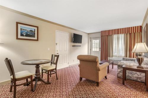 Best Western PLUS Morristown Inn - image 11