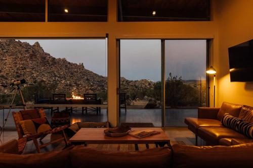 Hawk and Mesa- 120Acre Icon with Cowboy Pool Hot Tub in Pioneertown, USA