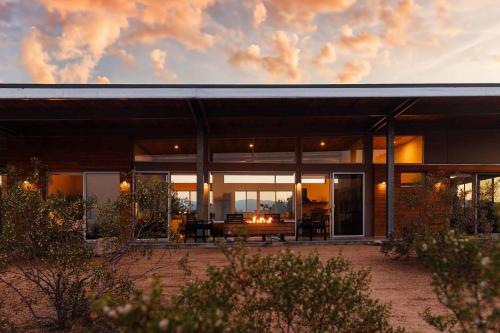 Hawk and Mesa- 120Acre Icon with Cowboy Pool Hot Tub in Pioneertown, USA