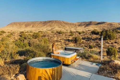 Hawk and Mesa- 120Acre Icon with Cowboy Pool Hot Tub in Pioneertown, USA