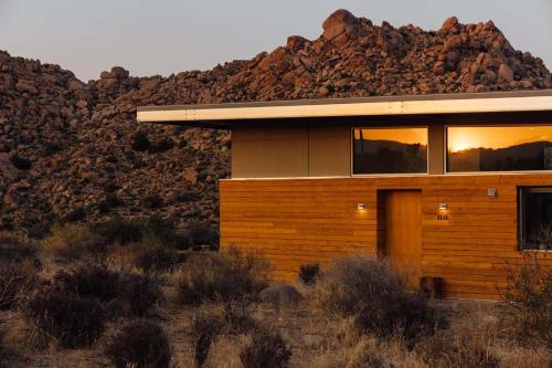 Hawk and Mesa- 120Acre Icon with Cowboy Pool Hot Tub in Pioneertown, USA
