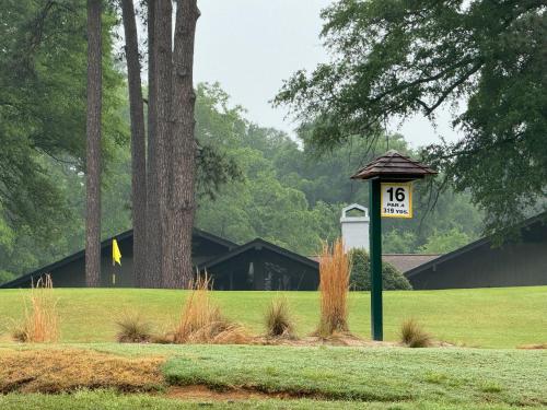 周邊環境, 12 minute walk to Pinehurst Resort in 派恩赫斯特