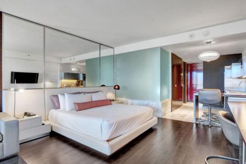 Palms Place 51st floor with Strip views and Balcony, Las Vegas