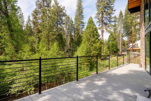 Mariposa Grove Creekside Retreat in Fish Camp (CA)