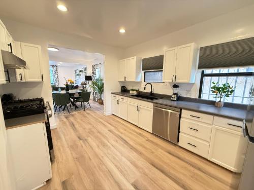 Modern Duplex with 6 beds and Sofa bed in Miracle Mile Longwood