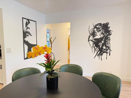 Modern Duplex with 6 beds and Sofa bed in Miracle Mile Longwood - image 2