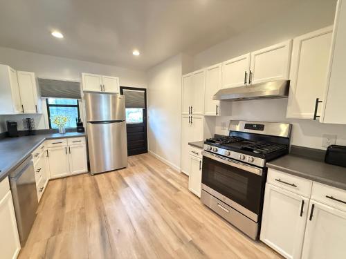 Modern Duplex with 6 beds and Sofa bed in Miracle Mile Longwood