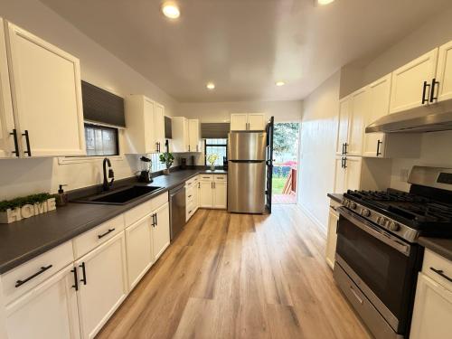 Modern Duplex with 6 beds and Sofa bed in Miracle Mile Longwood