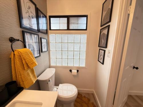 Modern Duplex with 6 beds and Sofa bed in Miracle Mile Longwood - image 3