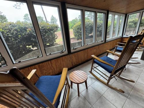 陽台/露台, 12 minute walk to Pinehurst Resort in 派恩赫斯特