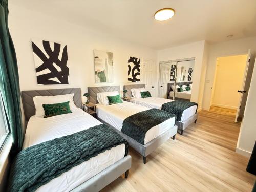 Modern Duplex with 6 beds and Sofa bed in Miracle Mile Longwood