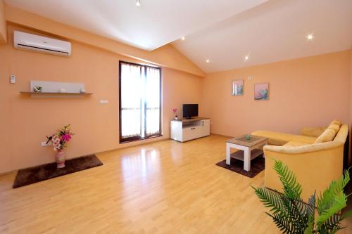 Apartments with parking space Bibinje Zadar - 5800 - image 3