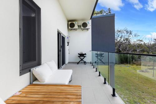 Modern 2 Bed Apartment with BBQ - 6 Min walk to beach in Callala Beach