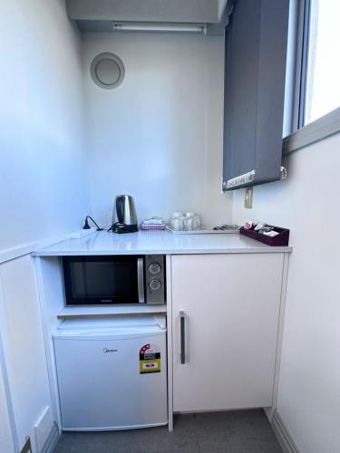 Queen Apartment (No Kitchen) image 6