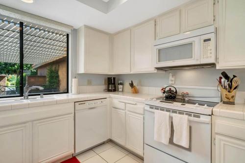 Spectacular View Just Steps to Pool and Jacuzzi at Sunrise Country Club in 蘭喬米拉