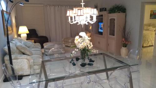 Spectacular View Just Steps to Pool and Jacuzzi at Sunrise Country Club in 蘭喬米拉