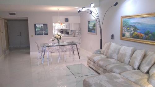 Spectacular View Just Steps to Pool and Jacuzzi at Sunrise Country Club in 蘭喬米拉