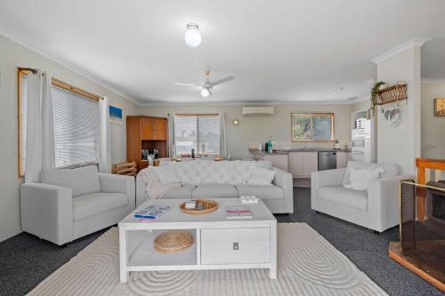 Spacious Beach Retreat 4BR 2BA Coastal Escape in Binningup