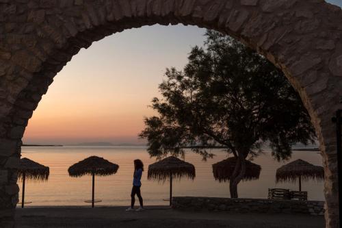 Contaratos Beach Hotel - image 8