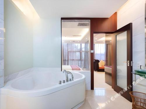 ゴールデン セントラル ホテル深セン (深圳金中环酒店公寓)