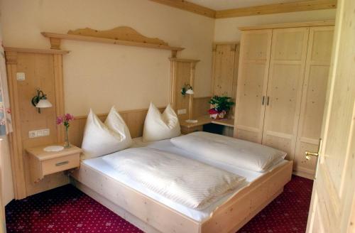 1 queen bed, 3 twin beds, 1 sofa bed