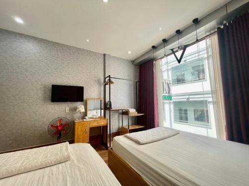 Quadruple Room with Balcony image 4