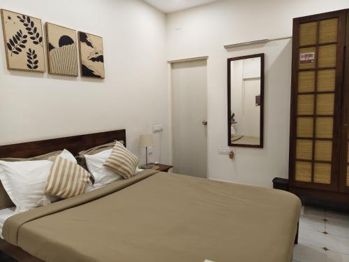 Standard Double Room image 10