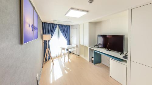 Deluxe Room (2 Adults + 1 Child)