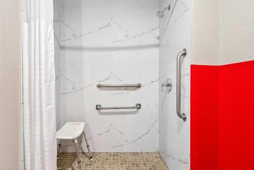 Super 8 by Wyndham Lewiston Auburn Area - image 6
