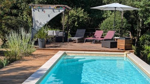 Roulotte romantique avec piscine en Cévennes (Roulotte romantique avec piscine en Cevennes) in 聖依波耶的卡頓