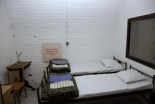 Twin Room image 2