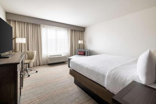 Hampton Inn & Suites by Hilton Napa Room Type - King Room - Non-Smoking