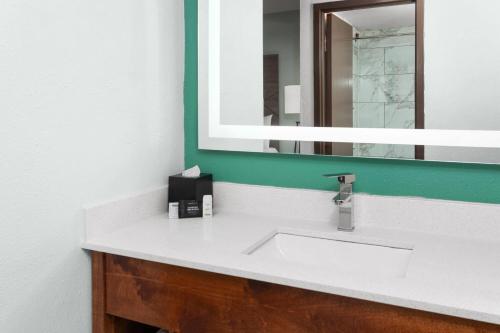 Econo Lodge Sheboygan - image 10