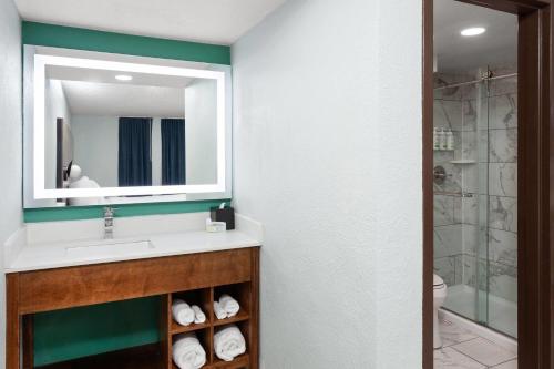 Econo Lodge Sheboygan - image 7