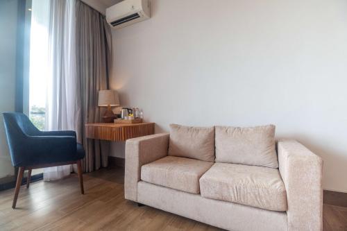 Deluxe Executive Balcony with Garden and Pool View image 2