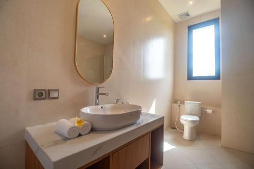 Deluxe Executive Balcony with Garden and Pool View image 1