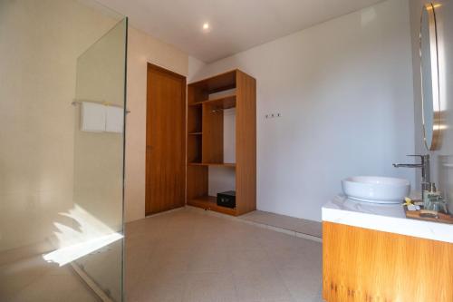 Deluxe Executive Balcony with Garden and Pool View image 4