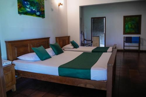 1 double bed, 1 twin bed