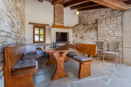 Iekārtas, Villa Krajcar, rustic simplicity hugged by nature in Pamici