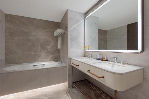 room detail thumbnail 2