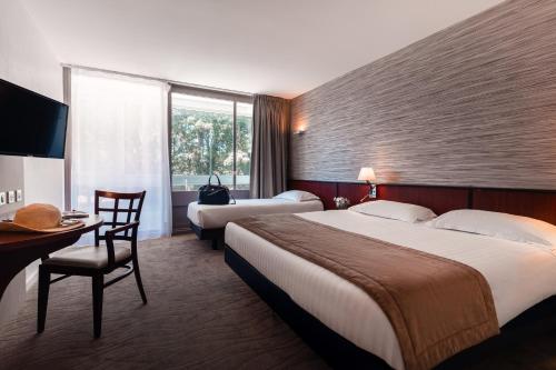 1 queen bed, 1 twin bed