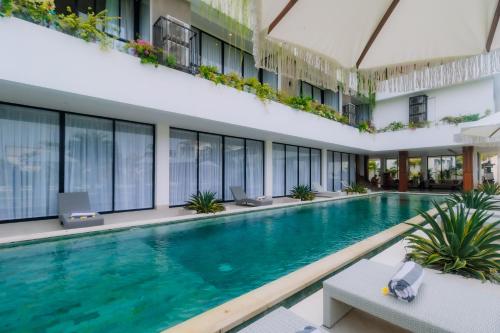 Deluxe Double Room with Balcony image 9